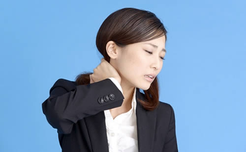 首の痛みで悩む女性 首の痛みで悩む女性