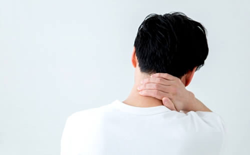 頸椎のズレがむち打ちの症状を引き起こす