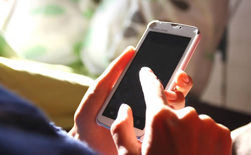 長時間のスマホ操作も痛みの原因 長時間のスマホ操作も痛みの原因