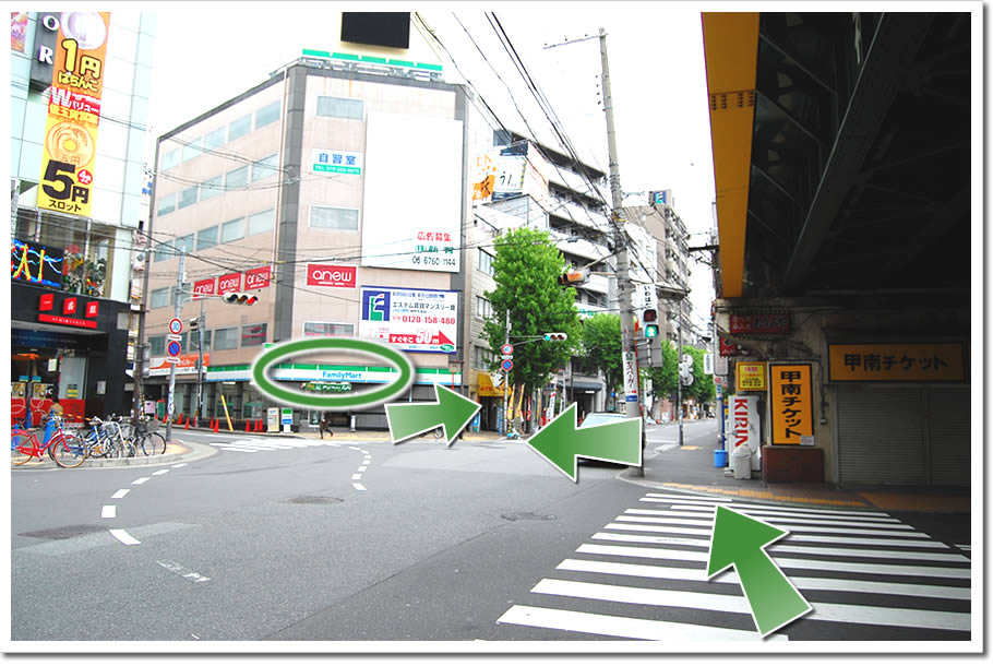 正面に見える交差点(横断歩道)を渡ります。続けて左手に見えるコンビニ 「ファミリーマート・柳屋琴ノ緒町店」 の方へ渡ります。 正面に見える交差点(横断歩道)を渡ります。続けて左手に見えるコンビニ 「ファミリーマート・柳屋琴ノ緒町店」 の方へ渡ります。